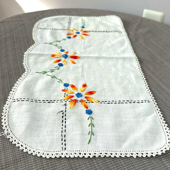 💚10 Handcrafted embroidered doily 19” x 10” - Picture 1 of 7